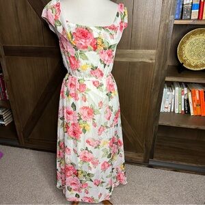 Chic Floral Midi Dress in Pink and White 🤍